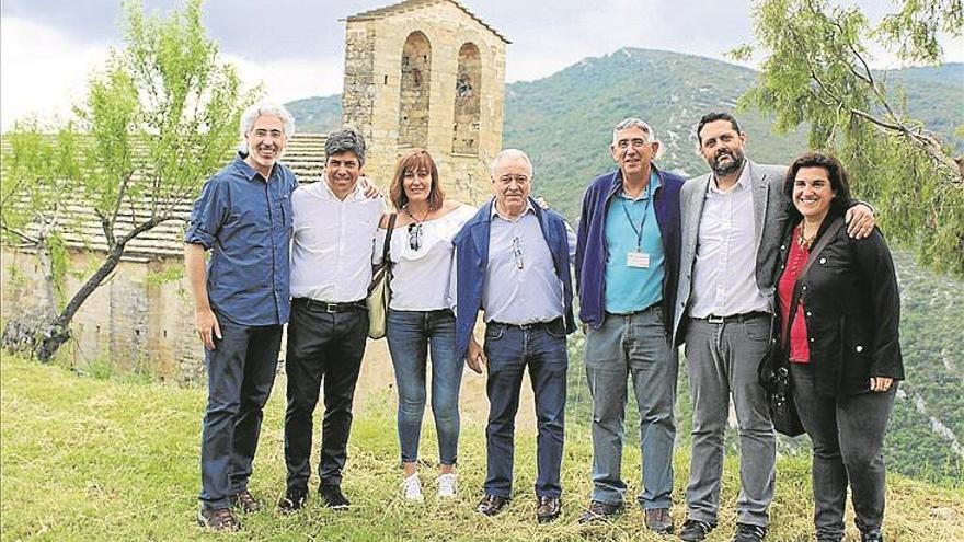 Una delegación MUNICIPAL visita en La Puebla de Castro las reliquias de El Santo