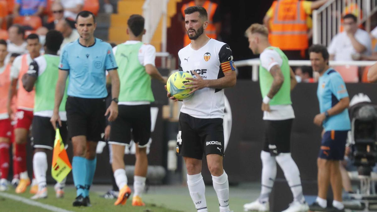 Gayà, durante el partido de la última jornada de Liga en Mestalla