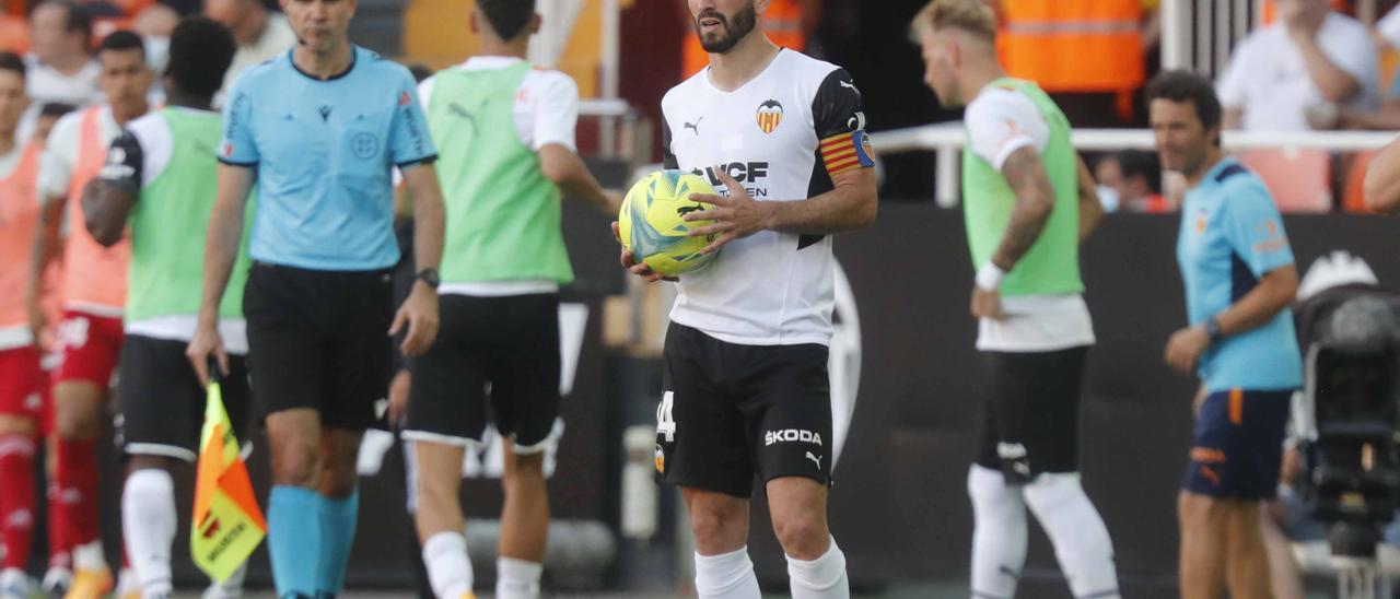 Gayà, durante el partido de la última jornada de Liga en Mestalla