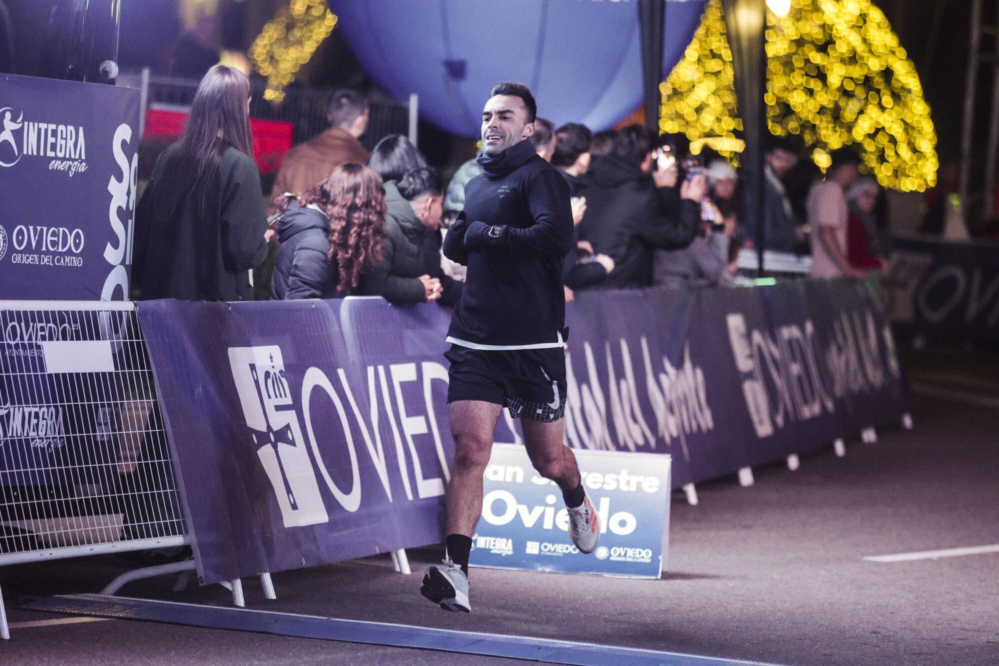 EN IMÁGENES: Alejandro Onís y Mariam Benkert saltan del segundo al primer puesto en la San Silvestre de Oviedo