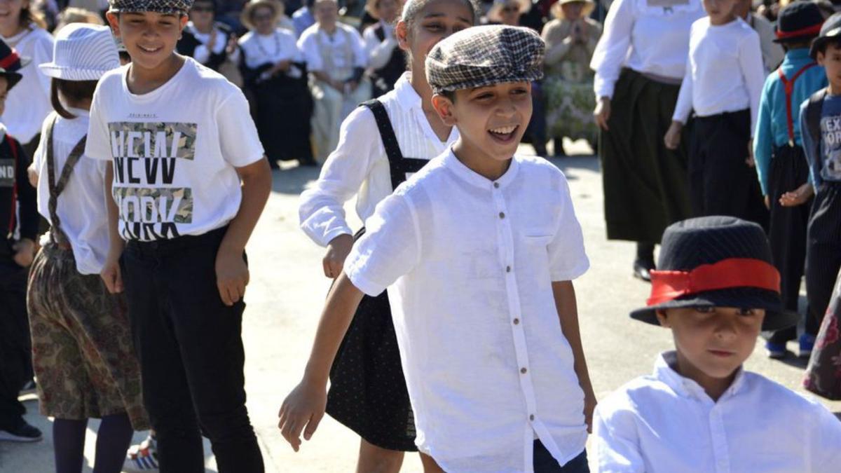 Un grupo de niños en la feria histórica de Arteixo. |   // ARCAY / ROLLER AGENCIA.