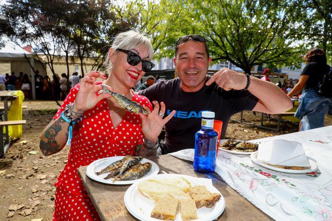Una pareja toma unas sardinas en el parque de Dona Concha.