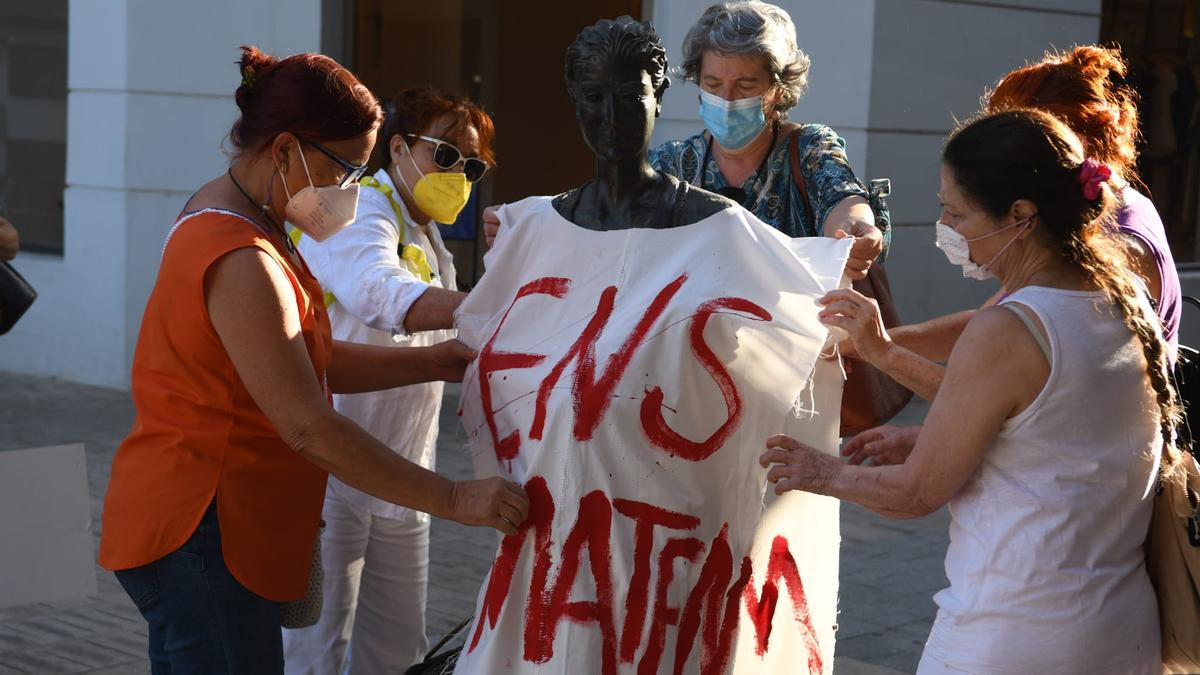 Actuación de colectivos feministas en Castelló.