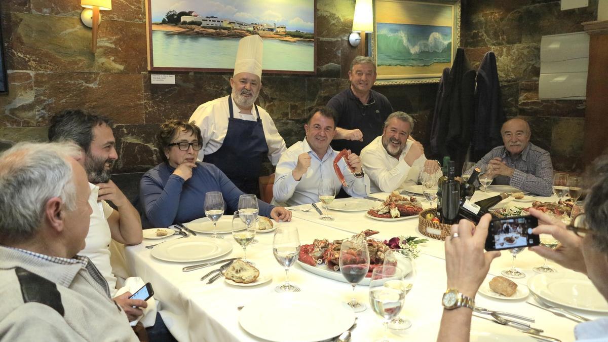 La cena ofrecida en el restaurante A Solaina a Martín Berasategui en 2019, cuando acudió a recoger su Premio Lola Torres. De pie, Gabi y Luis Padín.