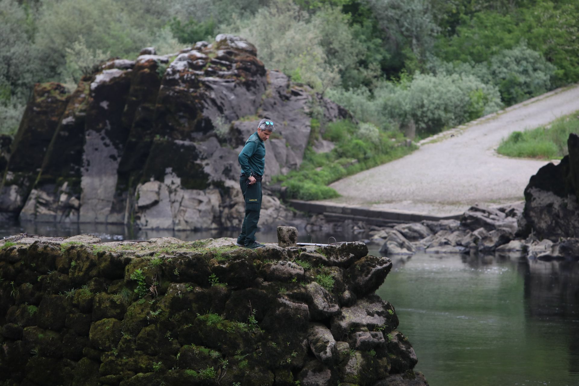 Búsqueda por agua y aire del joven arrastrado por el río en Arbo