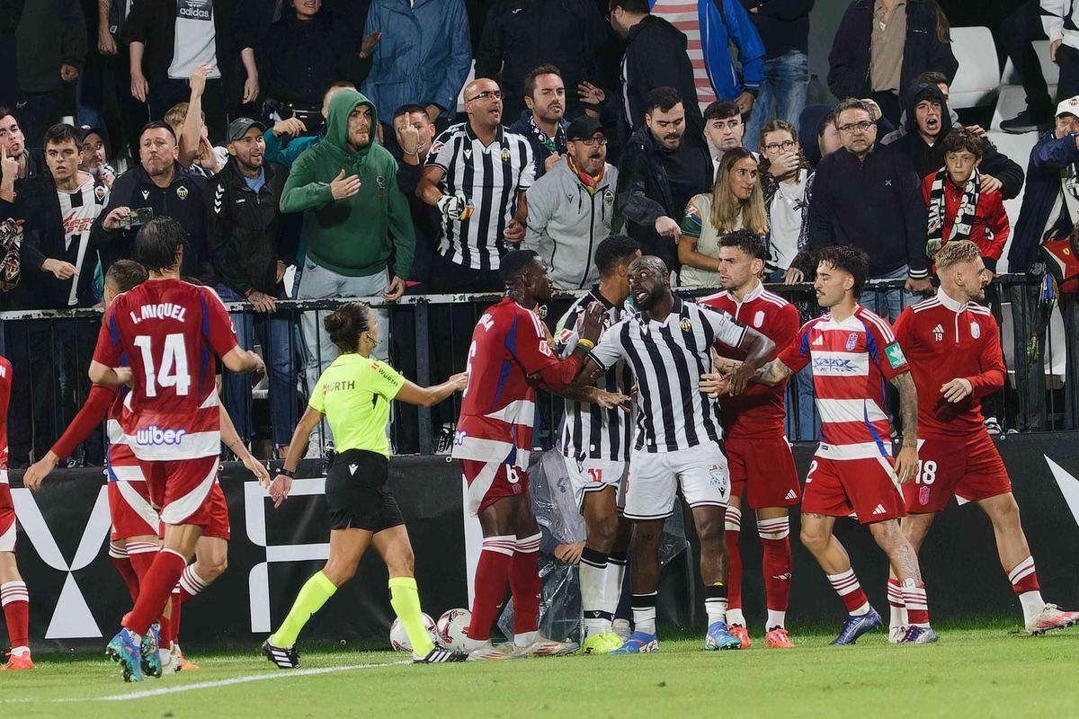 Jetro Willems intercambia ideas con los jugadores del Granada, que volteó el marcador en el SkyFi Castalia.
