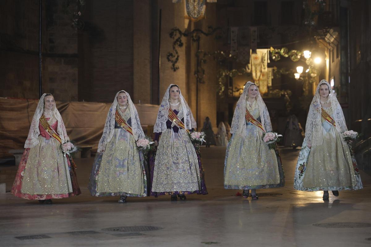 La emoción de Marta Mercader ante la Virgen cierra el primer día de la Ofrenda La emoción de Marta Mercader ante la Virgen cierra el primer día de la Ofrenda