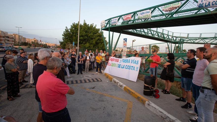 Imágenes de la protesta de vecinos de San Gabriel que reclaman la Variante de Torrellano tras el último atropello