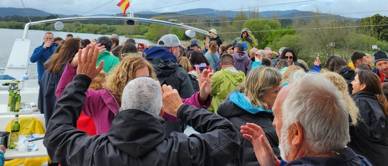 Turistas andaluces disfrutando del río Ulla a bordo del &quot;Gran Cormorán Jet&quot;, ayer.