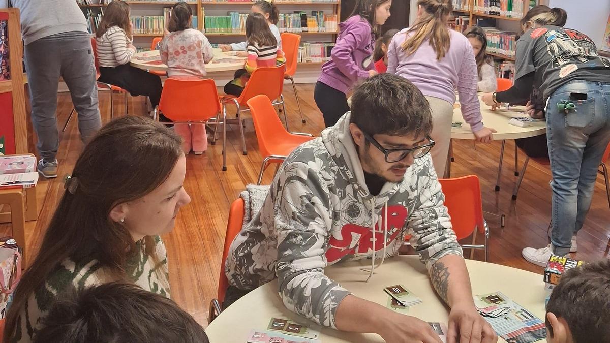 Jornada de juegos de mesa con "El Martillo de Toro" en la Biblioteca.