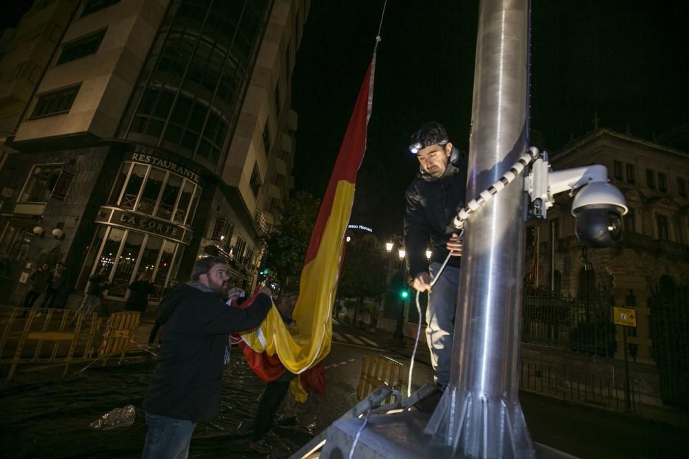 Izado de la bandera de España en Oviedo