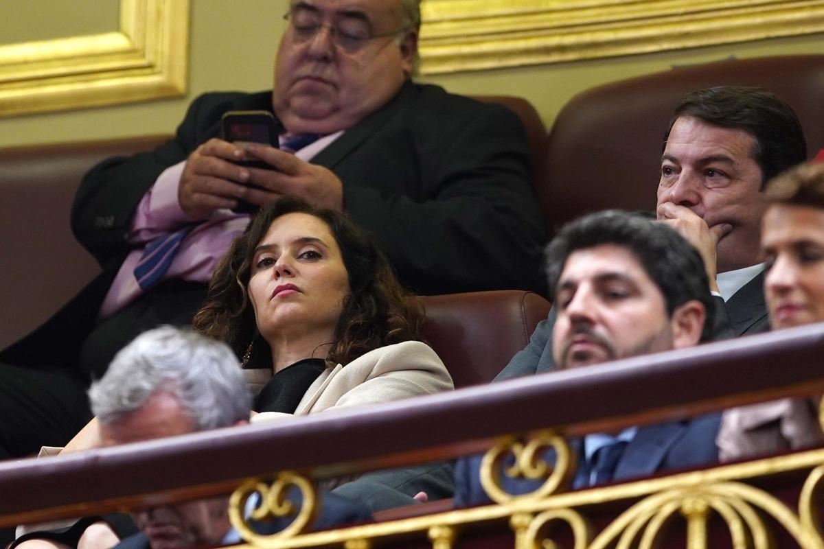 Isabel Díaz Ayuso junto a los presidentes autonómicos Fernández Mañueco y López Miras, en la primera sesión de la investidura del Congreso.