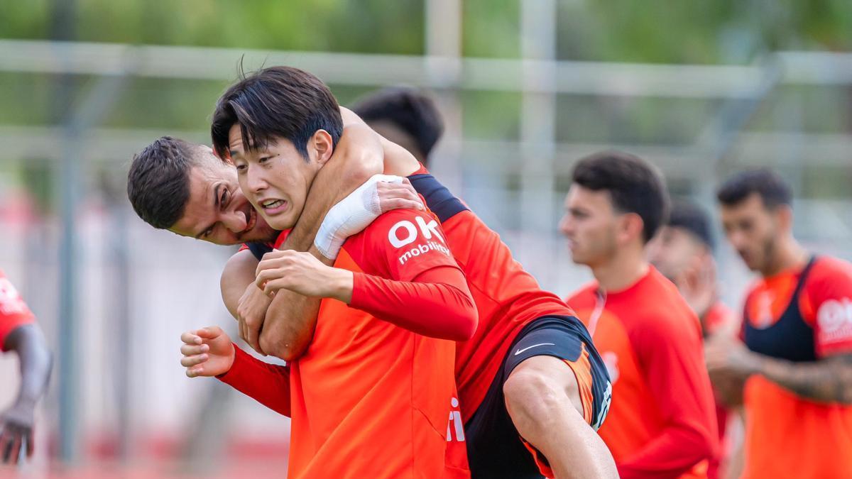 Copete bromea con Kang durante un entrenamiento.