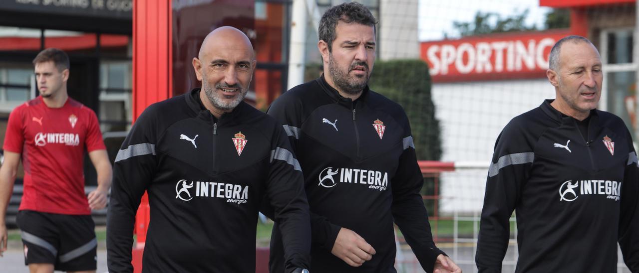 Abelardo, a la izquierda, camino de un entrenamiento con el Sporting