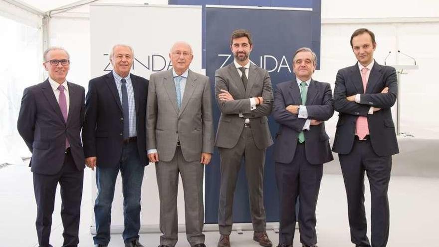 Desde la izq., José Luis Rey, Esteban Rodríguez, Pedro Fernández, Henrique Fonterigo, Juan Güell y Andrés Fernández Álvarez-Santullano, con la nueva imagen de marca a sus espaldas. // FdV