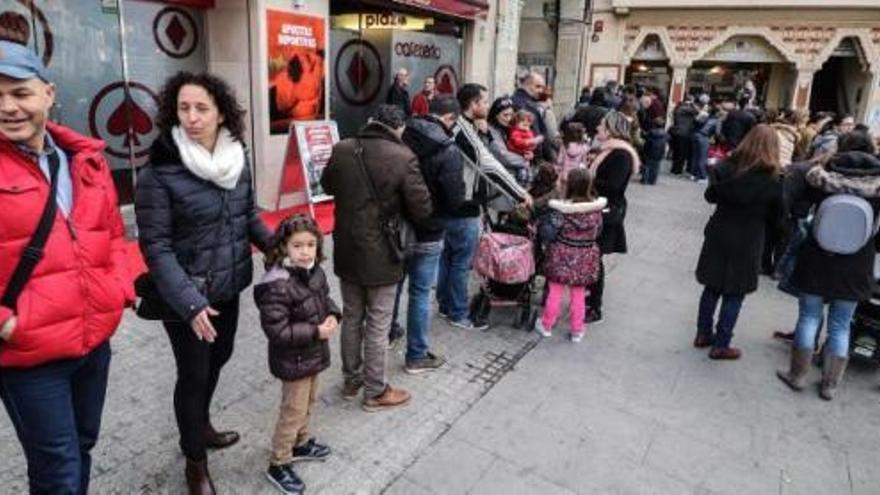 El Belén de Tirisiti atrae a multitudes en Alcoy