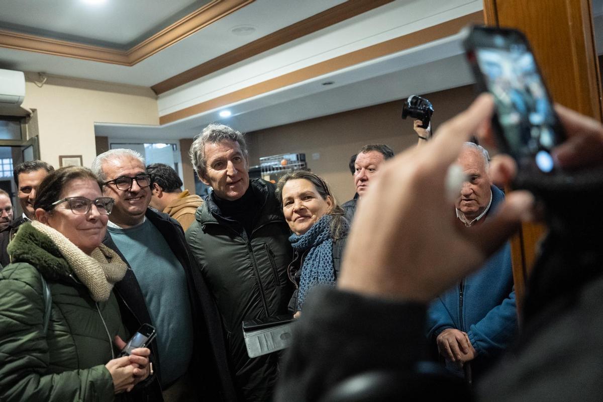 The leader of the PP, Alberto Núñez Feijóo, with supporters, this morning in Zahínos.