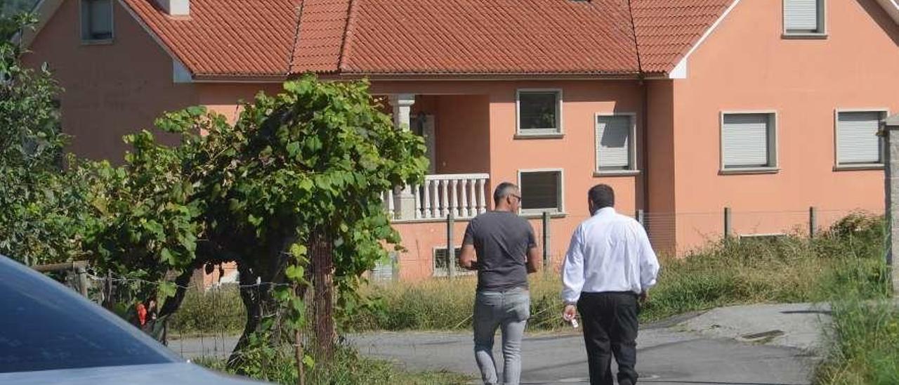 Agentes de paisano de la Guardia Civil y un familiar en la vivienda de Carracido, ayer. // Noe Parga