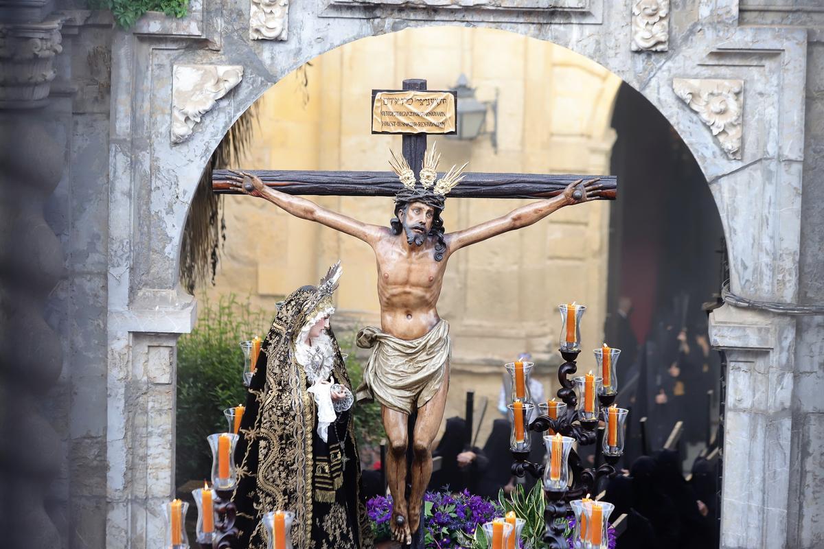El Cristo de la Expiración se alza sobre Capitulares El Cristo de la Expiración se alza sobre Capitulares