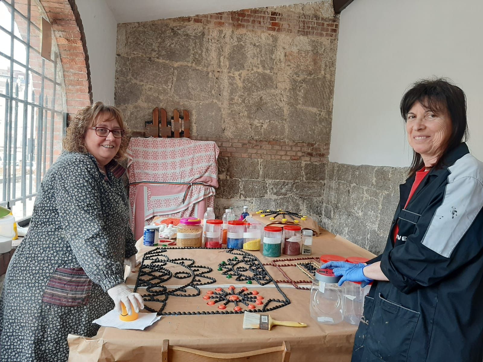 Las mujeres de Lugones preparan el Corpus: así serán las alfombras florales que se mostrarán el domingo