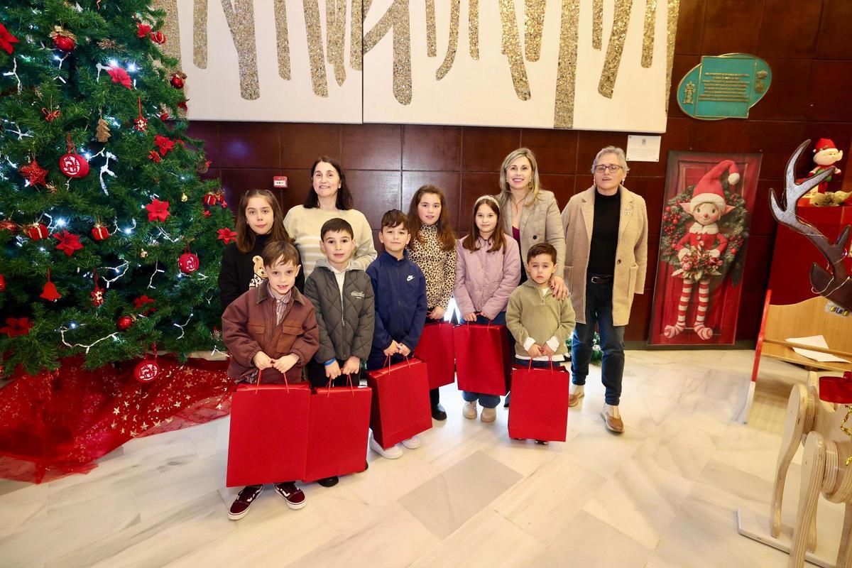 Os nenos e nenas premiados coa alcaldesa, a concelleira e a técnica de Cultura.