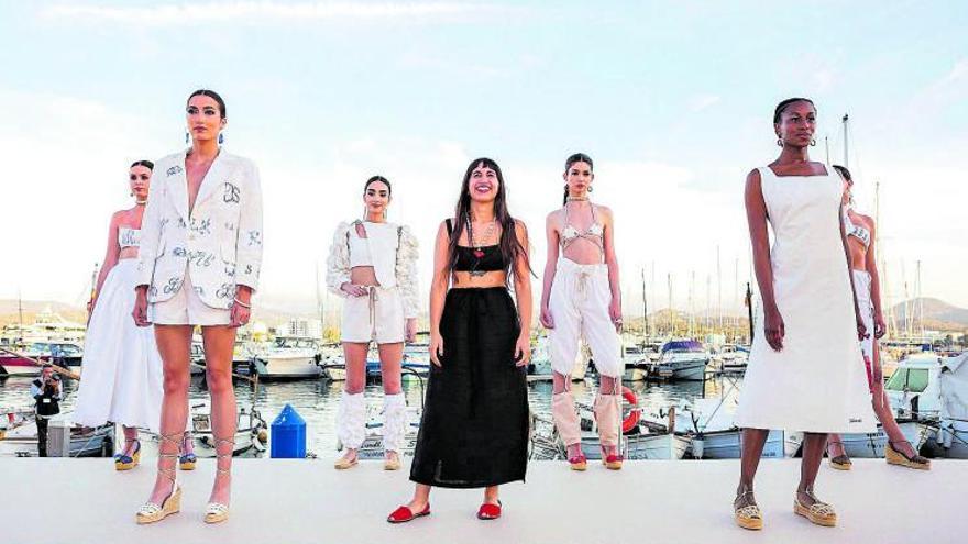 Sofia Binimelis Arias posa amb les models en acabar la seua desfilada. | AISHA BONET