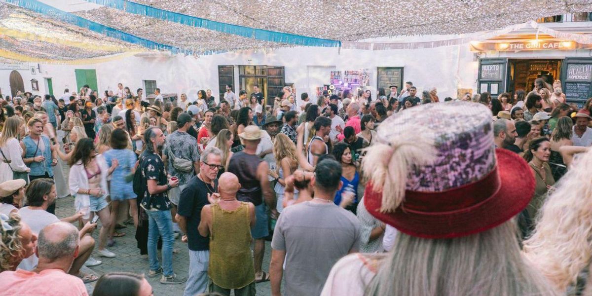 Ambiente ‘hippie’ en las noches de fiesta de Sant Joan