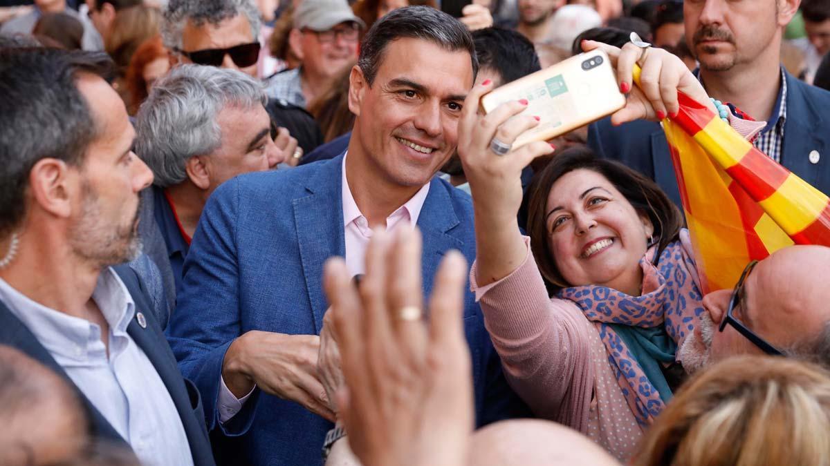 Declaraciones del presidente del Gobierno en funciones y líder del PSOE, Pedro Sánchez, que ha asegurado que frente al proyecto independentista que segrega y divide a la sociedad catalana, los socialistas defienden una Catalunya que quiere a España y una España que quiere a Catalunnya.