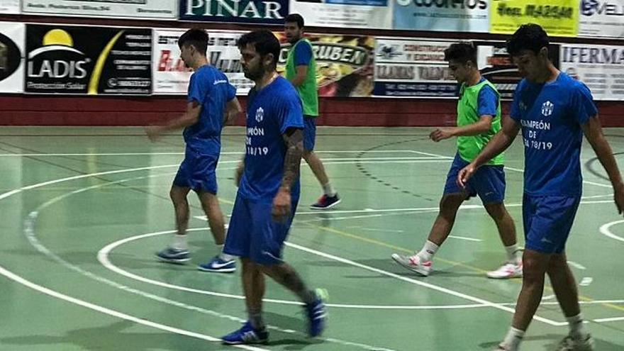 Charlie, junto a otros compañeros en el entrenamiento de este martes