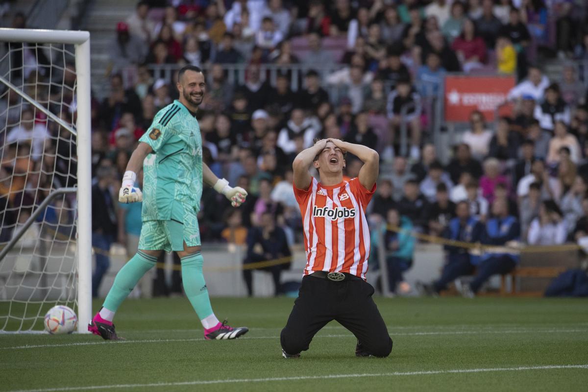 BARCELONA, 26/03/2023.- El streamer Minibuyer falla un penalti antes de las finales de la Kings League, una competición de Fútbol 7 que se transmite en su totalidad por ’streaming’ que se celebra este domingo en el Spotify Camp Nou con 90.000 espectadores. EFE/ Marta Pérez