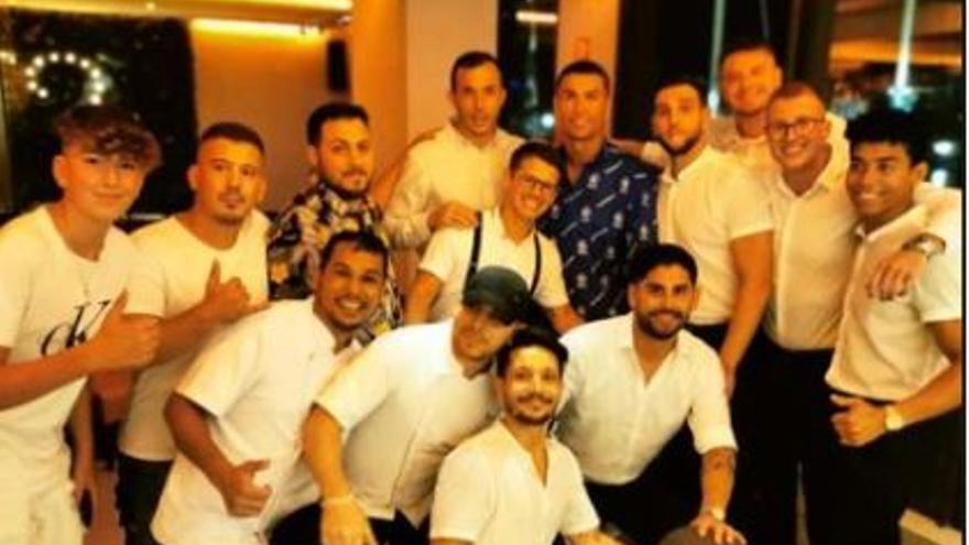 Cristiano Ronaldo posó con el equipo del restaurante Mar de Nudos de Palma
