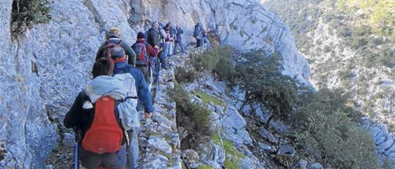 Excursionistas recorren la canaleta, un itinerario clásico de la Serra.