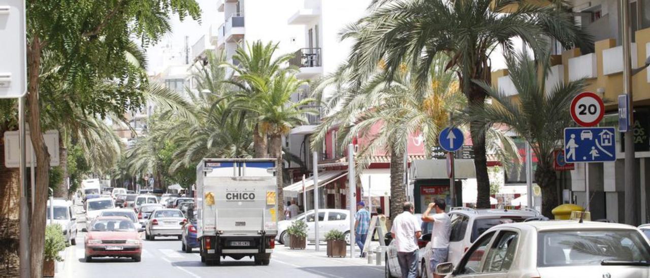 La principal calle comercial de Santa Eulària. | VICENT MARÍ