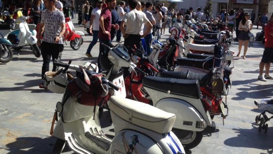 Unas 300 vespas desafían las altas temperaturas