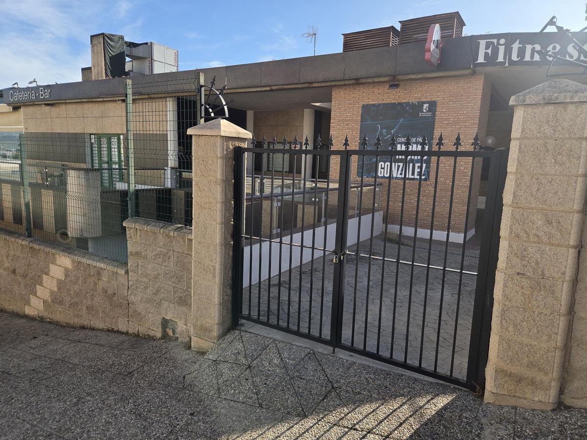 Cafetería y entrada al centro deportivo