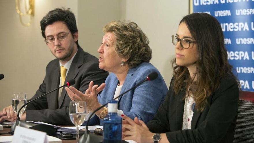 La presidenta de Unespa (en el centro), ayer, en la presentación del estudio.