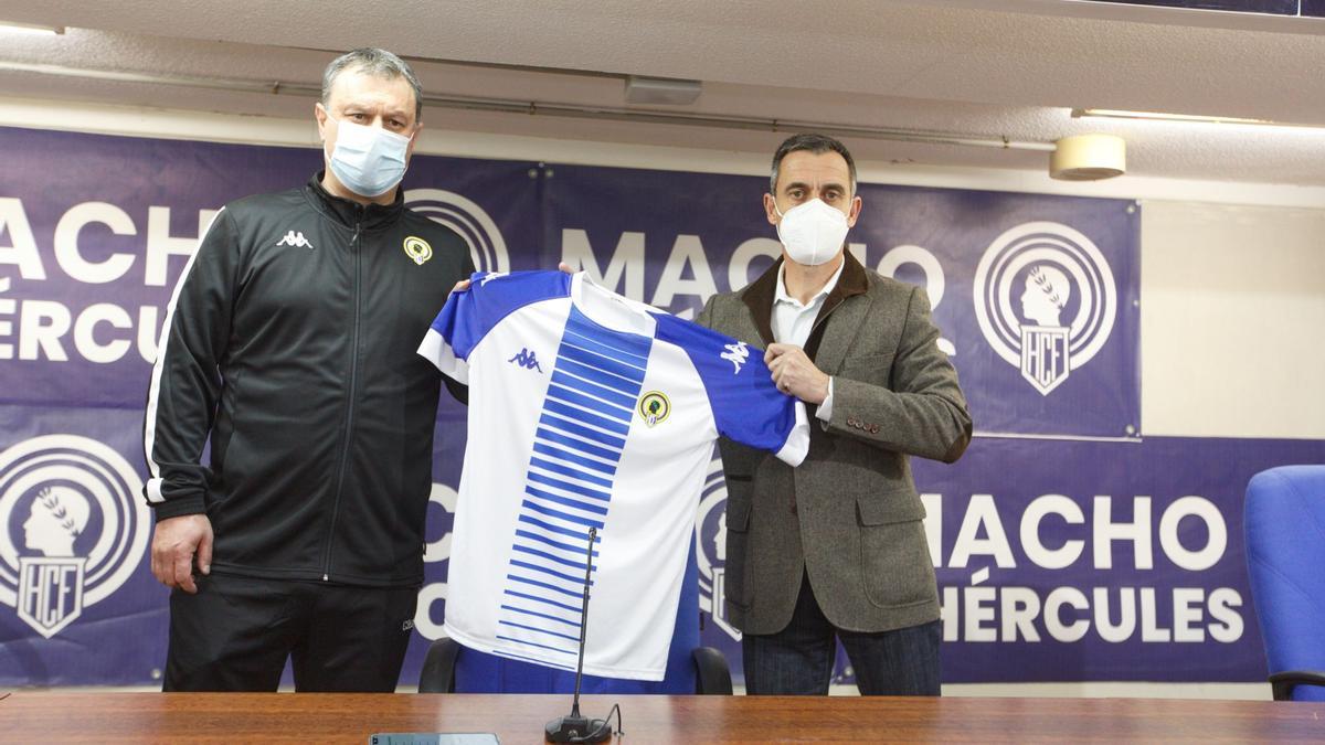 El nuevo entrenador posa con la camiseta del club