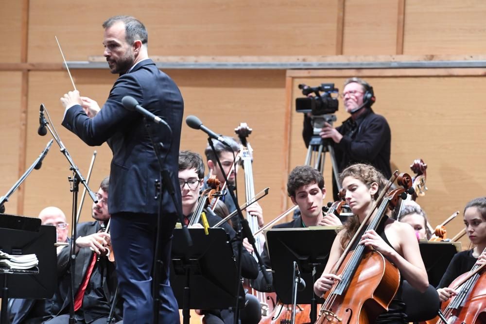 La Orquesta Gaos y los solistas Borja Quiza, barítono, y Carmen Solís, soprano, se subieron al escenario de María Pita para volver a poner en primer plano a la zarzuela.