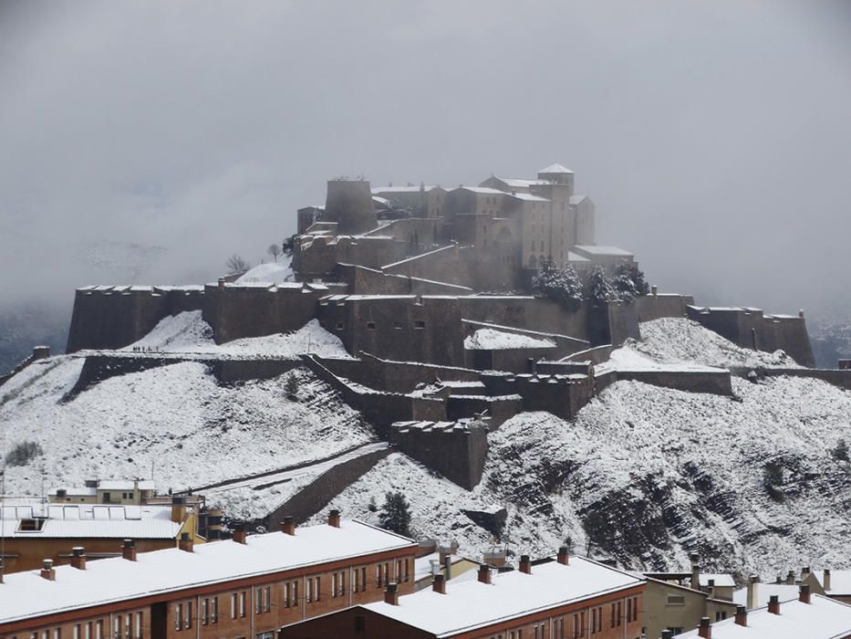 Emblanquinat. Veiem com la boira s’aplana sobre el castell de Cardona i al matí ens ha sorprès amb aquesta nevada.