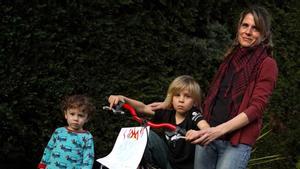 Carolina Bonache, miembro de la Rebelión de las Madres, en Madrid junto a sus dos hijos, Axel y Aitor.