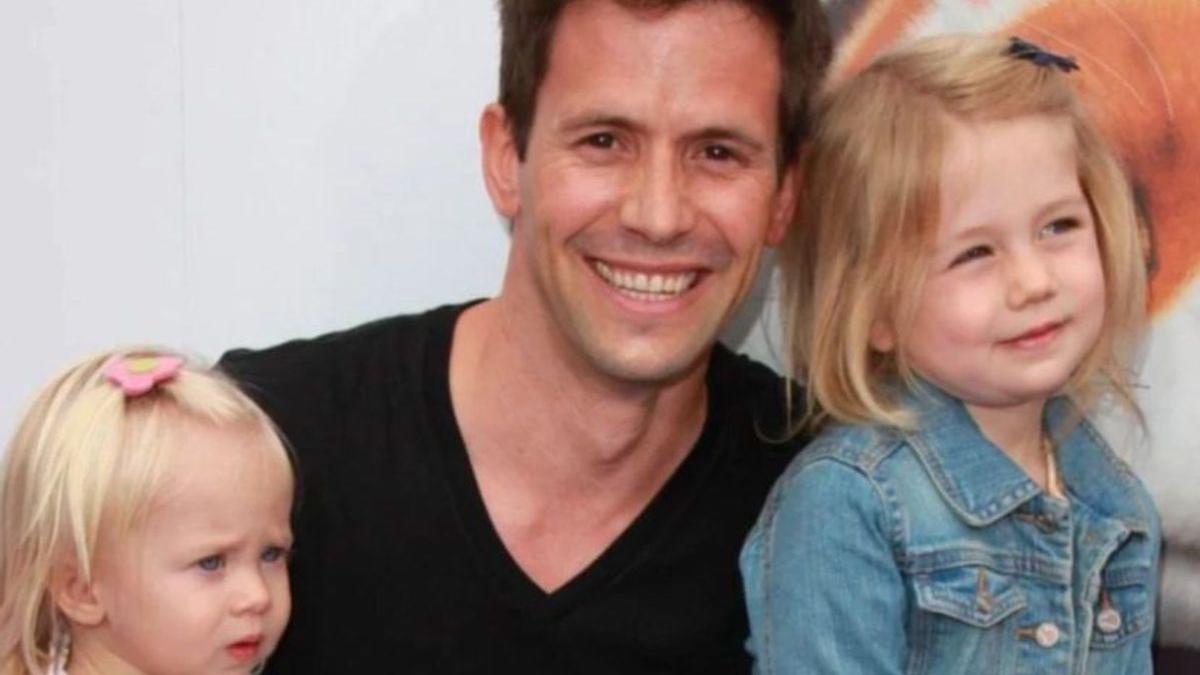 El actor Christian Oliver, junto con sus hijas