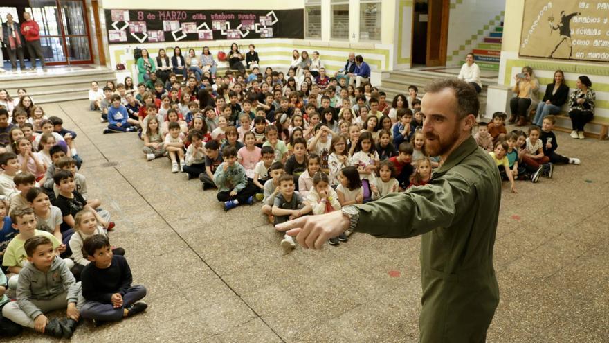 El capitán del Ejército del Aire Borja Entrialgo, visita de altos vuelos al colegio Clarín