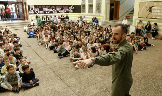 La visita del capitán del Ejército del Aire Borja Entrialgo al colegio Clarín, en imágenes