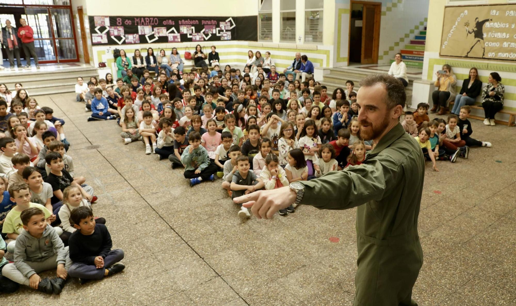 La visita del capitán del Ejército del Aire Borja Entrialgo al colegio Clarín, en imágenes