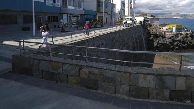 Esquina de la calle La Caleta desde donde cayó el coche de Manuel del río Suárez. | ANDRÉS CRUZ