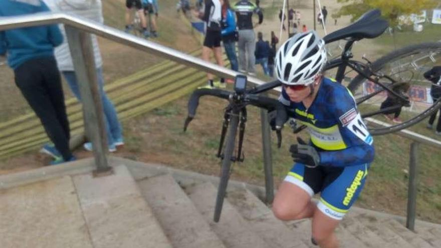 Yusto, con la bici al hombro en la zona de escaleras.