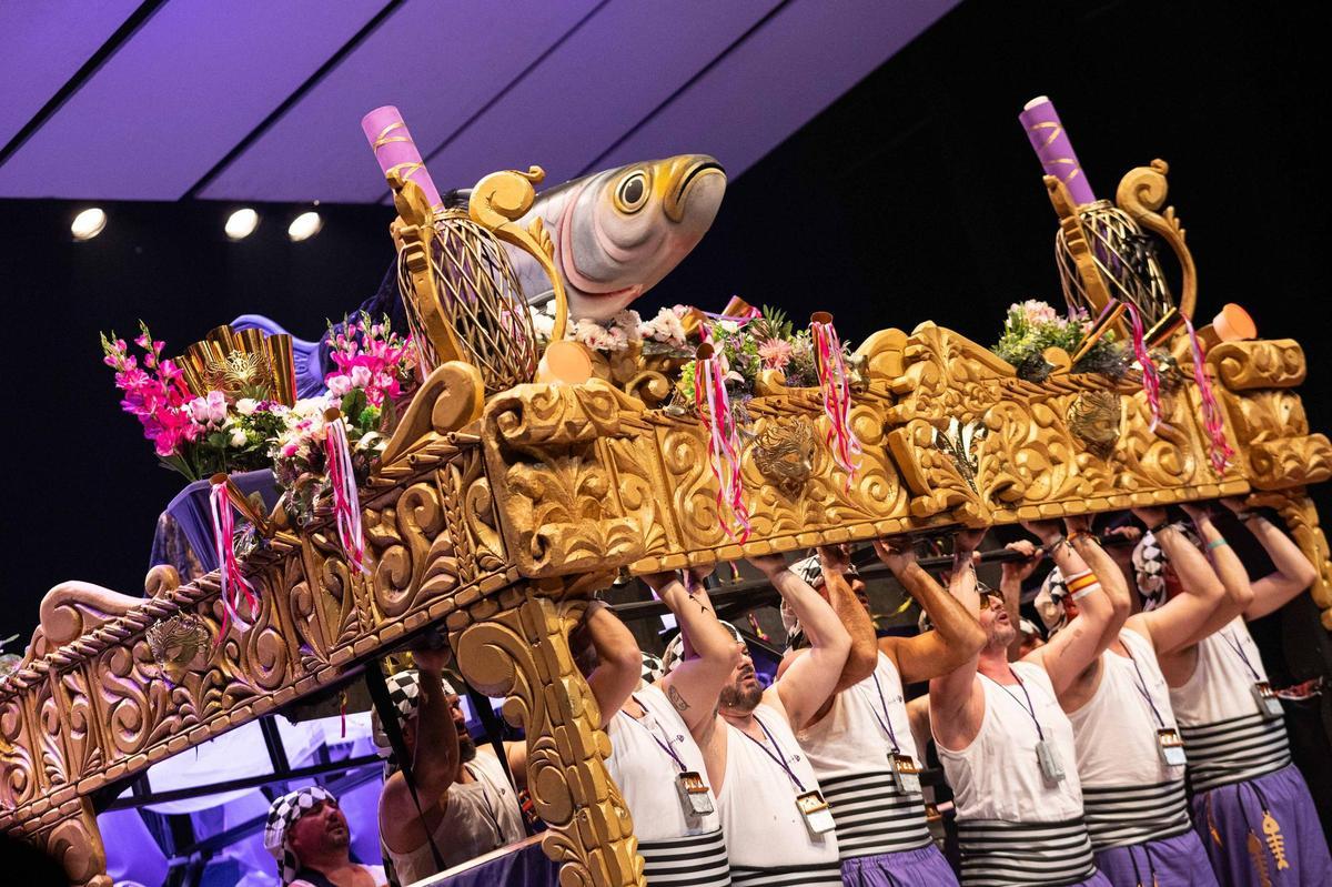 Los Water con la sardina que sacaron al escenario del teatro López de Ayala.