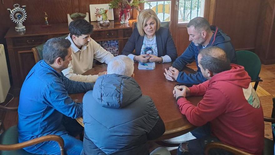 La directiva del Chapela CF valora la ayuda para dotar de césped artificial al campo