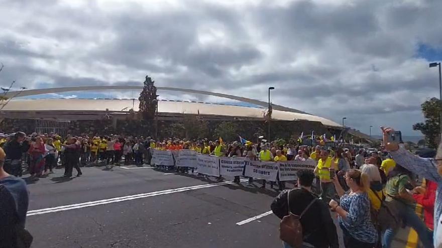 Movilización multitudinaria del campo tinerfeño en el centro de Santa Cruz, con miles de personas y cientos de tractores y camiones