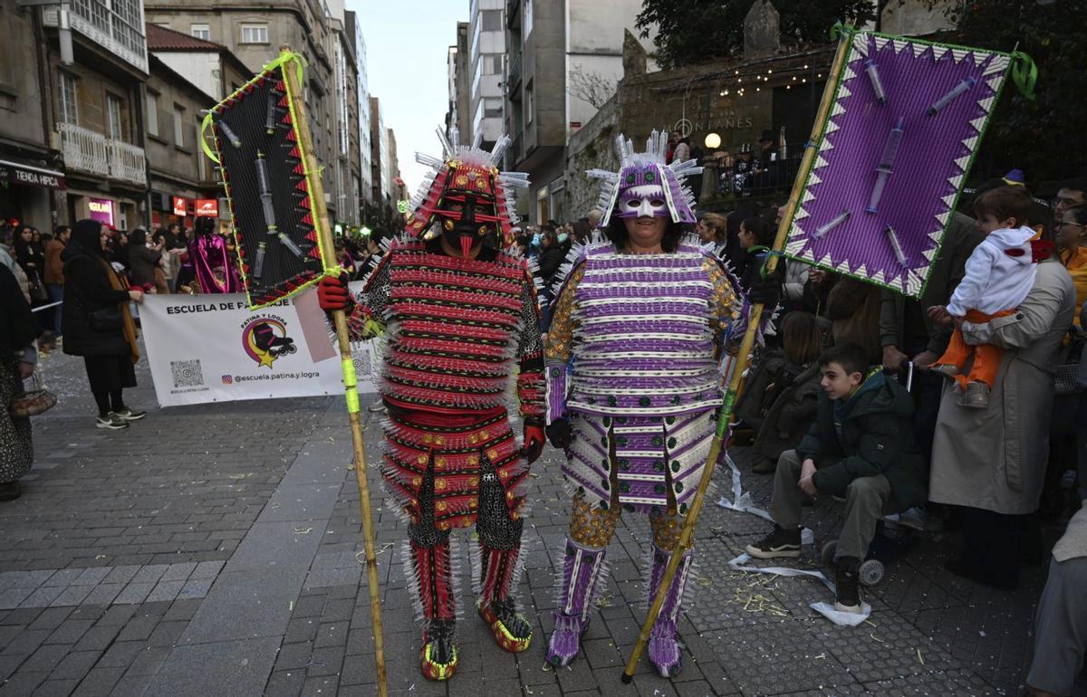 Una pareja de originales samurais, con trajes realizados con jeringuillas. | RAFA VÁZQUEZ
